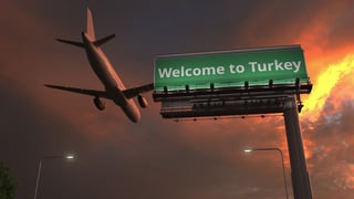 الطائرة القادمة تحلق فوق مرحبا بكم في تركيا