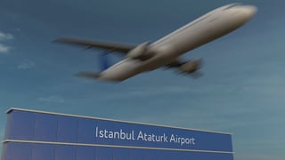 Avión comercial despegando en el aeropuerto Ataturk de Estambul