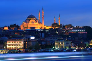 مسجد اسطنبول السليمانية في الليل
