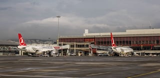 Aviones de pasajeros atracando en el aeropuerto Sabiha Gokcen de Estambul