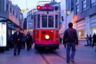 El antiguo tranvía de la calle Istiklal de Estambul, Taksim-Tunel, transporta pasajeros