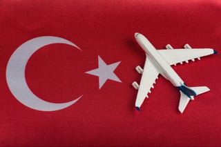 Bandera de Turquía y avión de juguete.