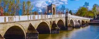 Cruza el histórico puente de Meric